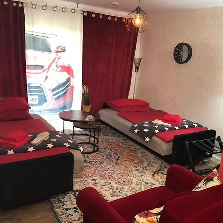 Stylisches Maybach Appartement Mit Terrasse Fuer 5 Personen, 5 Betten, Grosse Kochinsel, Homeoffice Mit 250Mbit Wlan Aidlingen Bagian luar foto