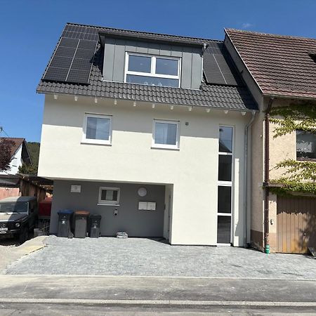 Stylisches Maybach Appartement Mit Terrasse Fuer 5 Personen, 5 Betten, Grosse Kochinsel, Homeoffice Mit 250Mbit Wlan Aidlingen Bagian luar foto