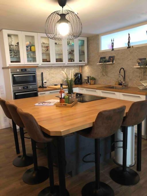 Stylisches Maybach Appartement Mit Terrasse Fuer 5 Personen, 5 Betten, Grosse Kochinsel, Homeoffice Mit 250Mbit Wlan Aidlingen Bagian luar foto