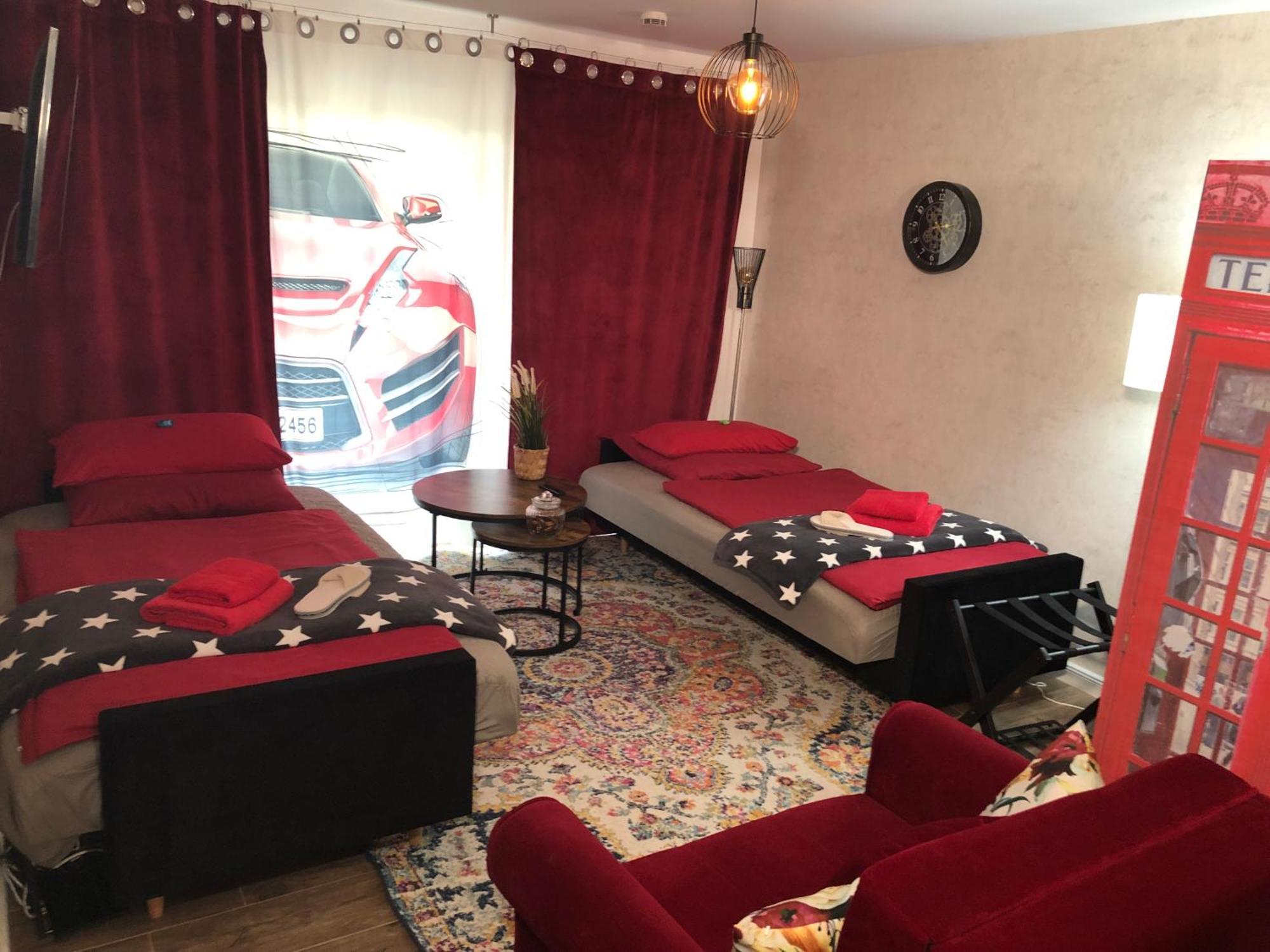 Stylisches Maybach Appartement Mit Terrasse Fuer 5 Personen, 5 Betten, Grosse Kochinsel, Homeoffice Mit 250Mbit Wlan Aidlingen Bagian luar foto