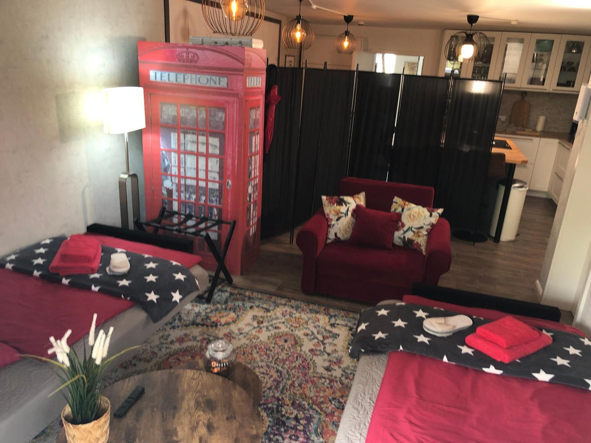 Stylisches Maybach Appartement Mit Terrasse Fuer 5 Personen, 5 Betten, Grosse Kochinsel, Homeoffice Mit 250Mbit Wlan Aidlingen Bagian luar foto